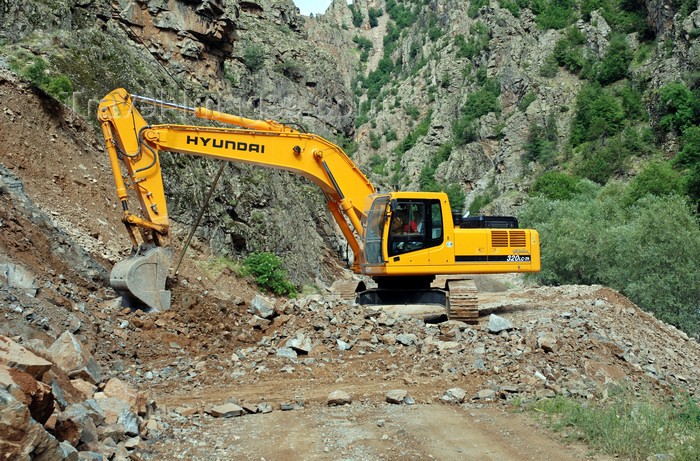 turkey536: Kaçkar mountains, Artvin Province, Black Sea region, Turkey: road construction - tracked excavator - Hyundai Robex 320 trackhoe - photo by W.Allgöwer - (c) Travel-Images.com - Stock Photography agency - Image Bank