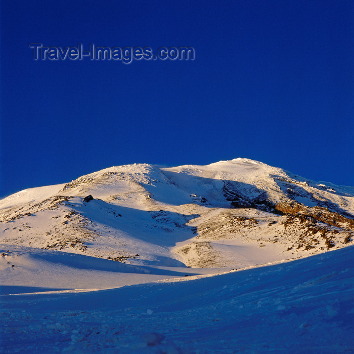 turkey540: Mount Ararat / Masis / Agri dagi, Agri Province, East Anatolia, Turkey: snow-capped volcanic cone - 5165 m - stratovolcano - photo by W.Allgöwer - (c) Travel-Images.com - Stock Photography agency - Image Bank