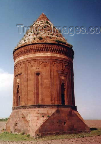 turkey55: Ahlat, Bitlis province, Eastern Anatolia, Turkey: Seljuk tomb - Ulu Türbesi - Hasan Padisah Kümbeti - photo by G.Frysinger - (c) Travel-Images.com - Stock Photography agency - Image Bank