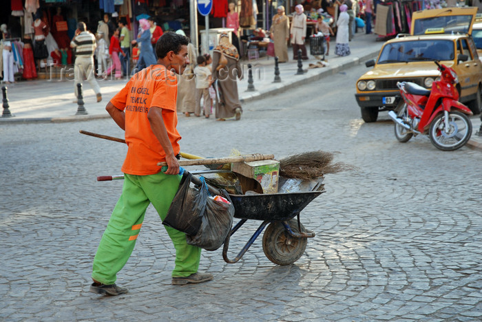 turkey559: Urfa / Edessa / Sanliurfa, Southeastern Anatolia, Turkey: street cleaner with wheelbarrow - photo by W.Allgöwer - (c) Travel-Images.com - Stock Photography agency - Image Bank