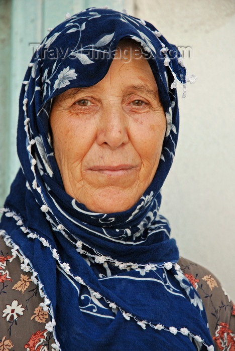turkey561: Urfa / Edessa / Sanliurfa, Southeastern Anatolia, Turkey: Kurdish woman with blue hijab - photo by W.Allgöwer - (c) Travel-Images.com - Stock Photography agency - Image Bank