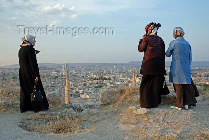 turkey569: Urfa / Edessa / Sanliurfa, Southeastern Anatolia, Turkey: three women enjoy the view from the citadel - photo by W.Allgöwer - (c) Travel-Images.com - Stock Photography agency - Image Bank