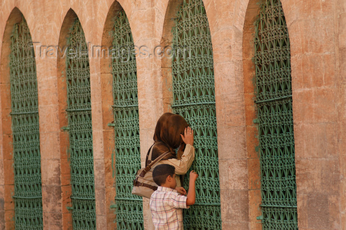 turkey578: Urfa / Edessa / Sanliurfa, Southeastern Anatolia, Turkey: curiosity - photo by J.Wreford - (c) Travel-Images.com - Stock Photography agency - Image Bank