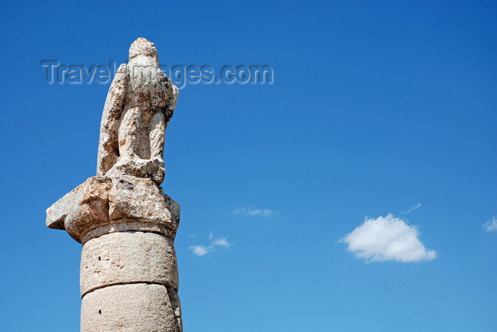 turkey585: Karakus Tepesi - Karakus Tumulus - Adiyaman province, Southeastern Anatolia, Turkey: tomb of female relatives of King Mithridates II, king of Commagene - sky and eagle atop a Doric column - photo by W.Allgöwer - (c) Travel-Images.com - Stock Photography agency - Image Bank