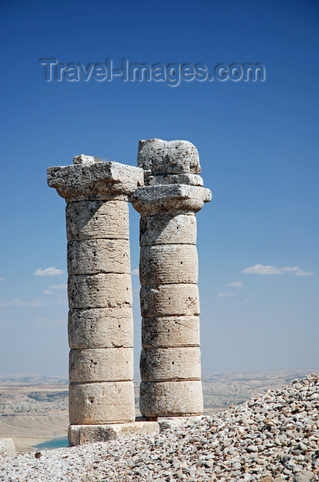 turkey589: Karakus Tepesi - Karakus Tumulus - Adiyaman province, Southeastern Anatolia, Turkey: Commagene royal tombs - two Doric columns, one with a lion - photo by W.Allgöwer - (c) Travel-Images.com - Stock Photography agency - Image Bank