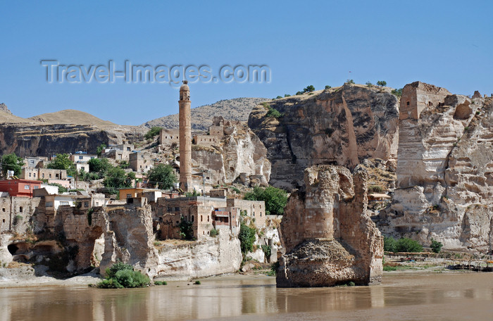 turkey597: Hasankeyf / Heskif, Batman Province, Southeastern Anatolia, Turkey: rising over the Tigris river - once the border of two great Indo-European empires, the Roman and Persian, and with an Indo-European Kurdish population is now under Turkic occupation - photo by W.Allgöwer - (c) Travel-Images.com - Stock Photography agency - Image Bank