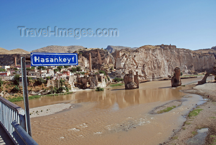 turkey599: Hasankeyf / Heskif, Batman Province, Southeastern Anatolia, Turkey: town sign on the new bridge - the Tigris river, the town and the ruins of the old bridge - photo by W.Allgöwer - (c) Travel-Images.com - Stock Photography agency - Image Bank