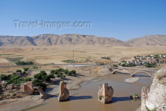 turkey600: Hasankeyf / Heskif, Batman Province, Southeastern Anatolia, Turkey: river Tigris - ruins of the old Artukid bridge and the new bridge - Çemên Dicle - Dicle Nehri - photo by W.Allgöwer - (c) Travel-Images.com - Stock Photography agency - Image Bank