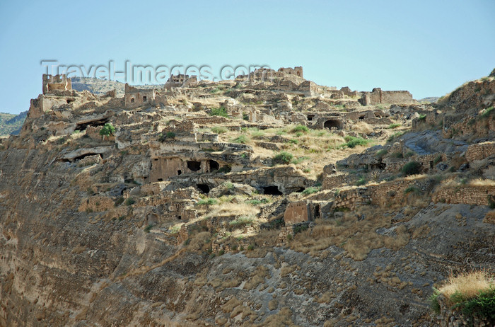 turkey601: Hasankeyf / Heskif, Batman Province, Southeastern Anatolia, Turkey: the cliffs over the Tigris have caves once used churches but also tombs and dwellings - photo by W.Allgöwer - (c) Travel-Images.com - Stock Photography agency - Image Bank