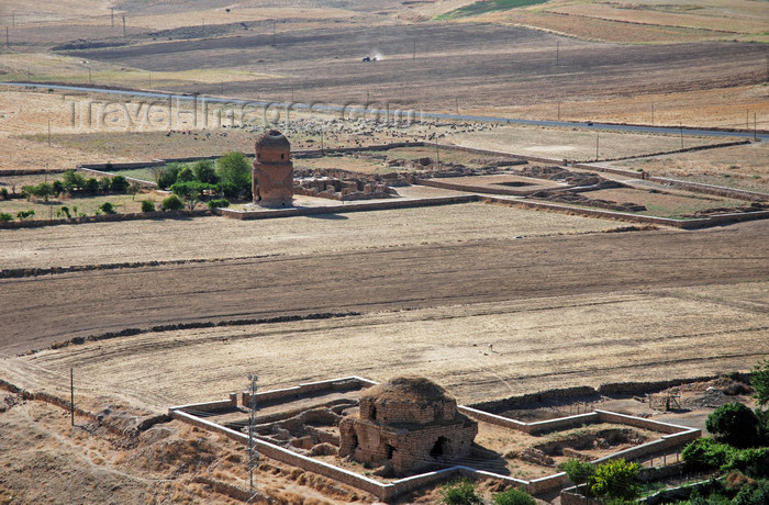 turkey602: Hasankeyf / Heskif, Batman Province, Southeastern Anatolia, Turkey: agricultural land and old tombs - turbesi - photo by W.Allgöwer - (c) Travel-Images.com - Stock Photography agency - Image Bank