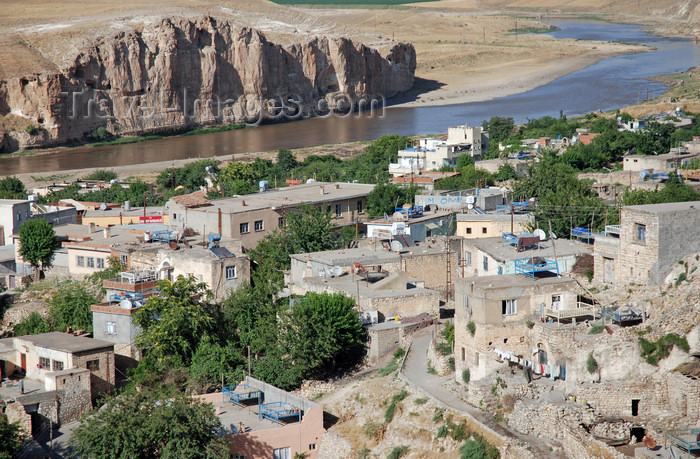 turkey603: Hasankeyf / Heskif, Batman Province, Southeastern Anatolia, Turkey: residential area and the river Tigris - photo by W.Allgöwer - (c) Travel-Images.com - Stock Photography agency - Image Bank