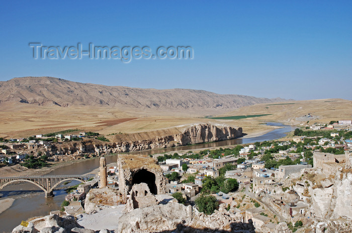 turkey604: Hasankeyf / Heskif, Batman Province, Southeastern Anatolia, Turkey: the town and the Tigris seen from the citadel - photo by W.Allgöwer - (c) Travel-Images.com - Stock Photography agency - Image Bank