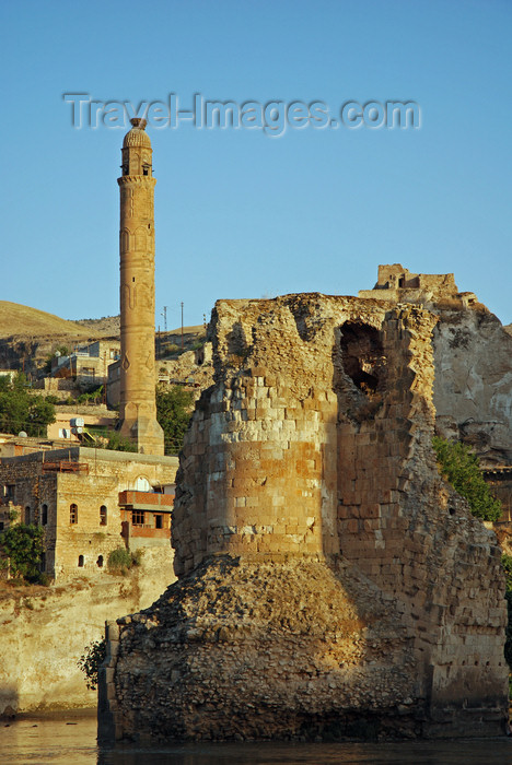 turkey609: Hasankeyf / Heskif, Batman Province, Southeastern Anatolia, Turkey: ruins of the Artukid bridge, the citadel and El Rizk mosque - Kurdish heartland of south-east Anatolia - photo by W.Allgöwer - (c) Travel-Images.com - Stock Photography agency - Image Bank