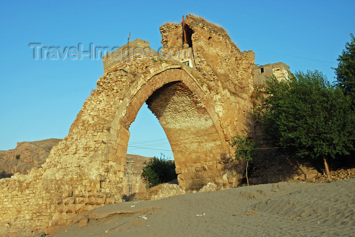 turkey616: Hasankeyf / Heskif, Batman Province, Southeastern Anatolia, Turkey: ancient arch - Ayyubid architecture - photo by W.Allgöwer - (c) Travel-Images.com - Stock Photography agency - Image Bank