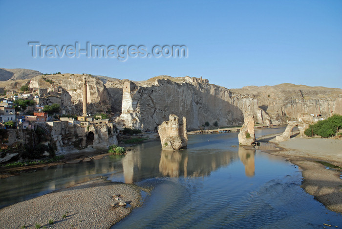 turkey618: Hasankeyf / Heskif, Batman Province, Southeastern Anatolia, Turkey: the town, the Tigris river and its gorge carved in the limestone - photo by W.Allgöwer - (c) Travel-Images.com - Stock Photography agency - Image Bank