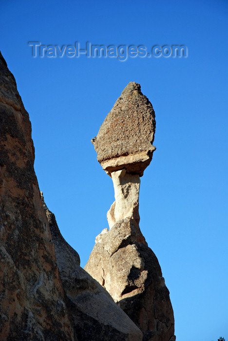 turkey658: Cappadocia - Göreme, Nevsehir province, Central Anatolia, Turkey: fairy chimney near the end - boulder in precarious balance over a thin spire of rock - Valley of the Monks - Pasabagi Valley - photo by W.Allgöwer - (c) Travel-Images.com - Stock Photography agency - Image Bank