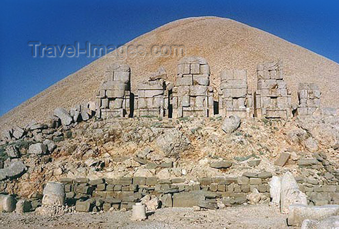 turkey76: Turkey - Mt Nemrut / Nemrut Dagi / Mount Nimrod (Adiyaman province): Commagene memorial sanctuary - karst limestone mountain in the south-eastern Taurus range concealing Antiochus' tomb - Eastern Terrace - photo by G.Frysinger - (c) Travel-Images.com - Stock Photography agency - Image Bank