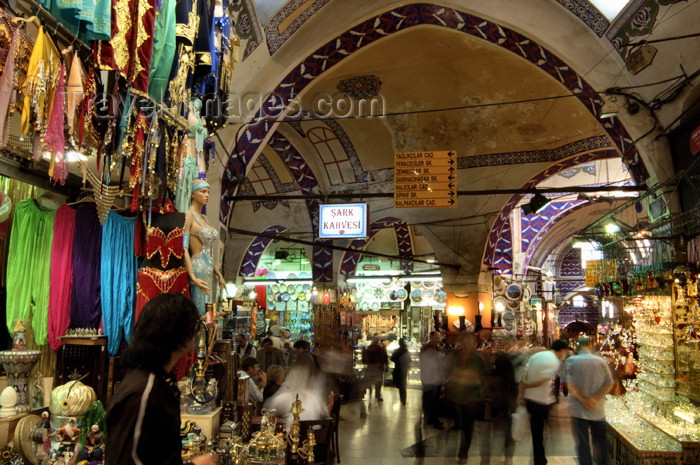 turkey84: Istanbul, Turkey: at the Grand Bazaar - Kapali Çarsi - photo by J.Wreford - (c) Travel-Images.com - Stock Photography agency - Image Bank