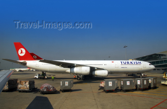 turkey87: Istanbul, Turkey: ULD air freight containers and Turkish Airlines Airbus A340-313X Kocaeli TC-JIH cn-270- Atatürk-International-Airport - photo by M.Torres - (c) Travel-Images.com - Stock Photography agency - Image Bank