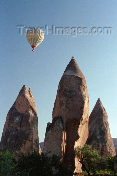 turkey98: Turkey - Cappadocia: hills and balloon - cones - photo by J.Kaman - (c) Travel-Images.com - Stock Photography agency - Image Bank