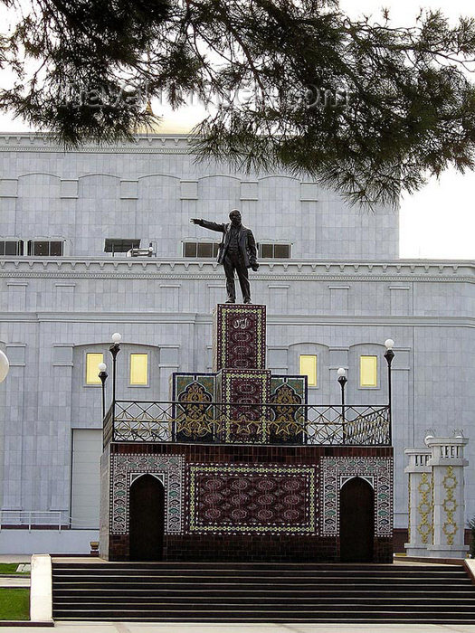 turkmenistan105: Ashgabat - Turkmenistan - Lenin statue, the first in central asia - 1924 - photo by G.Karamyanc / Travel-Images.com - (c) Travel-Images.com - Stock Photography agency - Image Bank