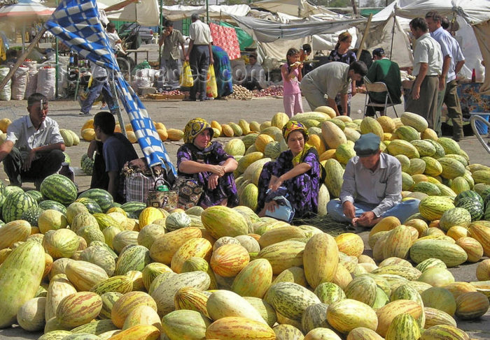 turkmenistan21: Turkmenistan - Ashghabat / Ashgabat / Ashkhabad / Ahal / ASB:  melons - the national fruit - market (photo by Karamyanc) - (c) Travel-Images.com - Stock Photography agency - Image Bank
