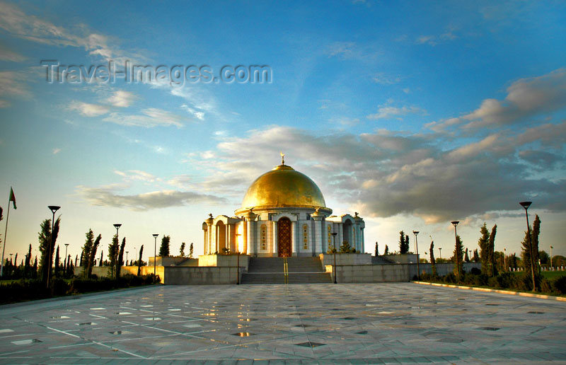 turkmenistan41: Turkmenistan - Ashghabat: mausoleum near Kipchak Mosque - photo by G.Karamyanc - (c) Travel-Images.com - Stock Photography agency - Image Bank