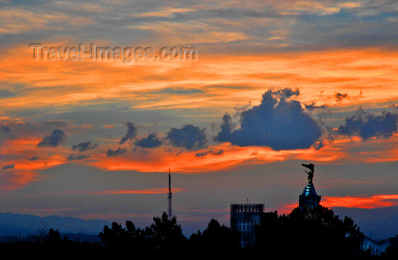 turkmenistan52: Turkmenistan - Ashghabat: red sky - arch of neutrality - Turkmenbashi (photo by G.Karamyanc) - (c) Travel-Images.com - Stock Photography agency - Image Bank