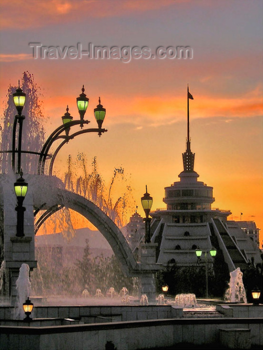 turkmenistan73: Turkmenistan - Ashgabat: Golden Age / Altyn Asyr Shopping Center - Fountains - photo by G.Karamyancr  - (c) Travel-Images.com - Stock Photography agency - Image Bank