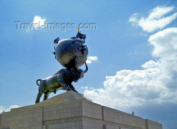 turkmenistan93: Ashgabat - Turkmenistan - 1948 Earthquake Monument - side view - photo by G.Karamyanc / Travel-Images.com - (c) Travel-Images.com - Stock Photography agency - Image Bank