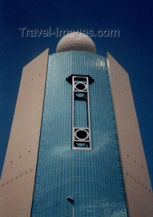 uaead5: Abu-Dhabi, UAE: Radar dome on a skyscraper? - Etisalat Head Office Building - Emirates Telecommunications Corporation - Aga Khan Award in 1995 - golf ball tower designed by Arthur Erickson Associates - Rashid Bin Saeed Al Maktoum St - photo by M.Torres - (c) Travel-Images.com - Stock Photography agency - Image Bank