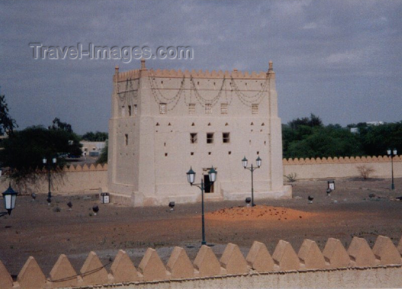 uaead6: El-Ayn / AAN, Aub-Dhabi, UAE: Al Murabbaa fort - - courtyard and tower - built in 1948 by Sheikh Zayed Bin Sultan Al Nahyan - photo by M.Torres - (c) Travel-Images.com - Stock Photography agency - Image Bank