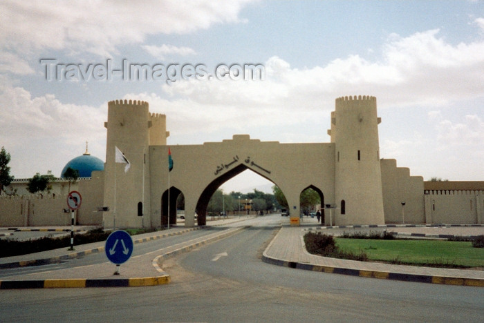 uaead8: Al Ain / Al-Ayn, Abu Dhabi, UAE: city gate with mock defensive towers - photo by M.Torres - (c) Travel-Images.com - Stock Photography agency - Image Bank