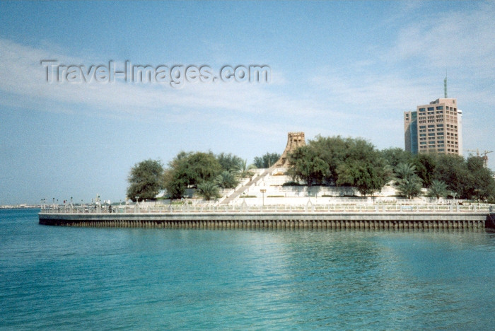 uaead9: UAE - Abu Dhabi / Abu Dabi: the corniche - Volcano Fountain - demolished in 2004 - Persian Gulf - photo by M.Torres - (c) Travel-Images.com - Stock Photography agency - Image Bank