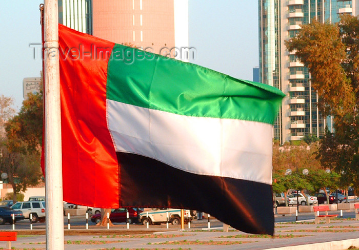 uaedb31: UAE - Dubai: the Emirates flag - photo by Llonaid - (c) Travel-Images.com - Stock Photography agency - Image Bank