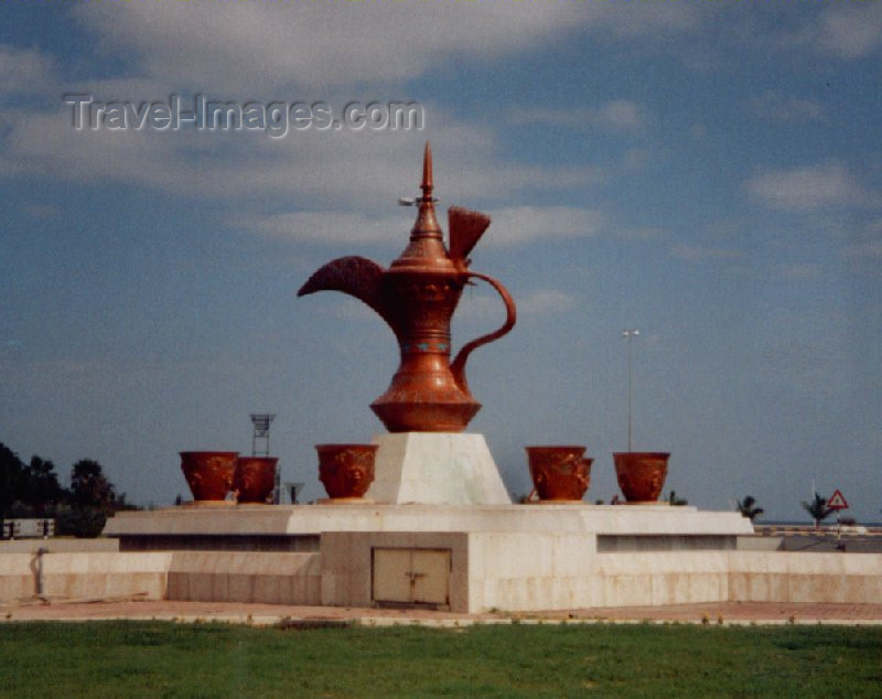 uaefj3: UAE - Al Fujairah / Fujairah / Alfujairah / FJR: coffee pot - symbol of hospitality - end of Al Nakheel road - photo by M.Torres - (c) Travel-Images.com - Stock Photography agency - Image Bank