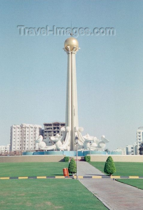 uaesj5: UAE - Sharjah / SHJ : the Ittehad / Union monument - each shell represent an emirate - Al Soor - Al-Ittihad Square - photo by M.Torres - (c) Travel-Images.com - Stock Photography agency - Image Bank