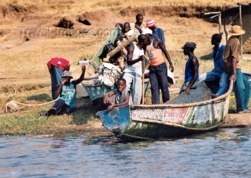 uganda10: Uganda - Queen Elizabeth National park: Kazinga channel - the ferrymen (photo by Nacho Cabana) - (c) Travel-Images.com - Stock Photography agency - Image Bank