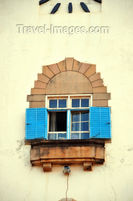 uganda114: Kampala, Uganda: window with ventian blinds - Makerere University - colonial architecture, former University of East Africa - photo by M.Torres - (c) Travel-Images.com - Stock Photography agency - Image Bank