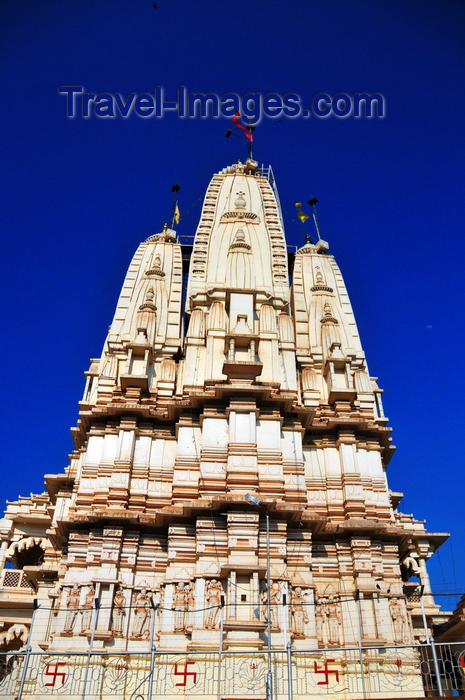 uganda127: Kampala, Uganda: Hindu Temple - triple gopuram tower seen against the sky -  Shiva temple on Shree Sanatan Dharma Mandal, Snay Amir Street - photo by M.Torres - (c) Travel-Images.com - Stock Photography agency - Image Bank