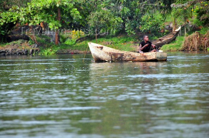 uganda138: Jinja, Uganda: man on a wooden canoe - source of the Nile river, western bank - photo by M.Torres - (c) Travel-Images.com - Stock Photography agency - Image Bank