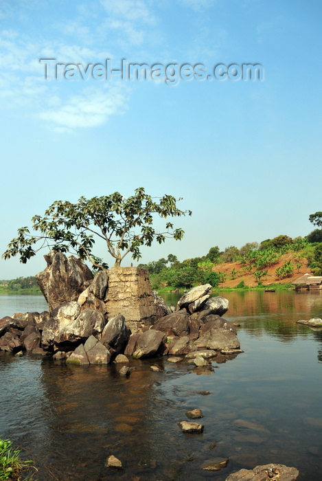 uganda141: Jinja, Uganda: source of the Nile river at Lake Victoria, Napoleon gulf - concrete marker on a rock near Ripon Falls island, the falls themselves disappeared with the construction of Owen Falls Dam - photo by M.Torres - (c) Travel-Images.com - Stock Photography agency - Image Bank