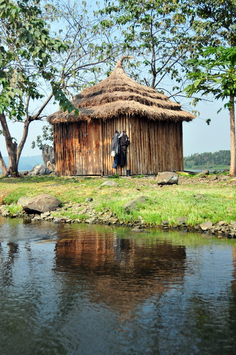 uganda142: Jinja, Uganda: source of the Nile river at Lake Victoria, Napoleon gulf - wooden hut on Ripon Falls island, the falls themselves disappeared with the construction of Owen Falls Dam - photo by M.Torres - (c) Travel-Images.com - Stock Photography agency - Image Bank