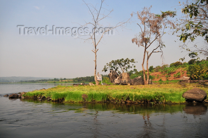 uganda143: Jinja, Uganda: source of the Nile river at Lake Victoria (left), Napoleon gulf - the grass covered Ripon Falls island, the falls themselves disappeared with the construction of Owen Falls Dam - photo by M.Torres - (c) Travel-Images.com - Stock Photography agency - Image Bank