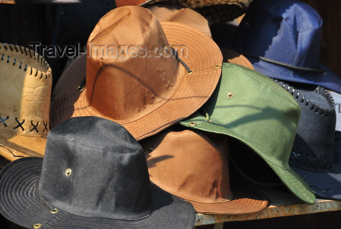 uganda147: Jinja, Uganda: hats for sale - photo by M.Torres - (c) Travel-Images.com - Stock Photography agency - Image Bank