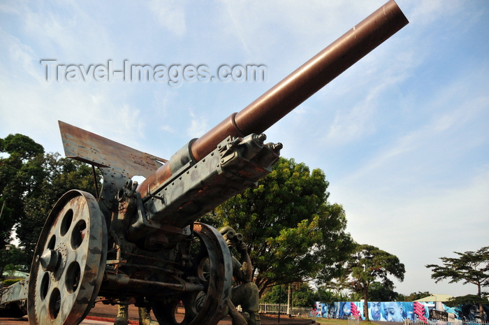 uganda157: Entebbe, Wakiso District, Uganda: war memorial on Portal Road - 130 mm heavy gun L35 model of 1909,  Fried. Krupp A.G. - photo by M.Torres - (c) Travel-Images.com - Stock Photography agency - Image Bank