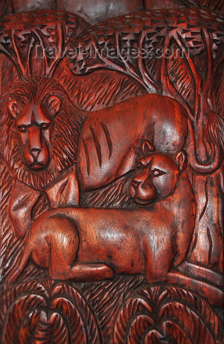 uganda167: Entebbe, Wakiso District, Uganda: wood bas-relief displaying a lion and lioness resting in the African savannah under acacia trees - photo by M.Torres - (c) Travel-Images.com - Stock Photography agency - Image Bank