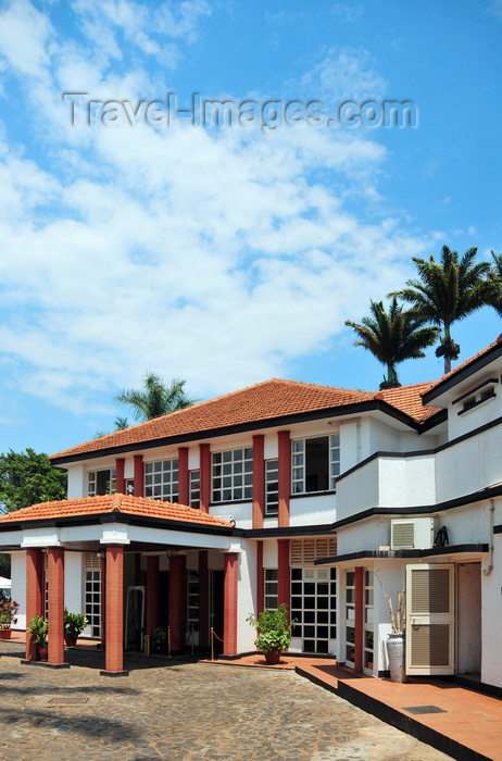 uganda168: Entebbe, Wakiso District, Uganda: Laico Lake Victoria Hotel - colonail building dating from 1948, that was later owned by Ghadaffi - Kampala Road - photo by M.Torres - (c) Travel-Images.com - Stock Photography agency - Image Bank