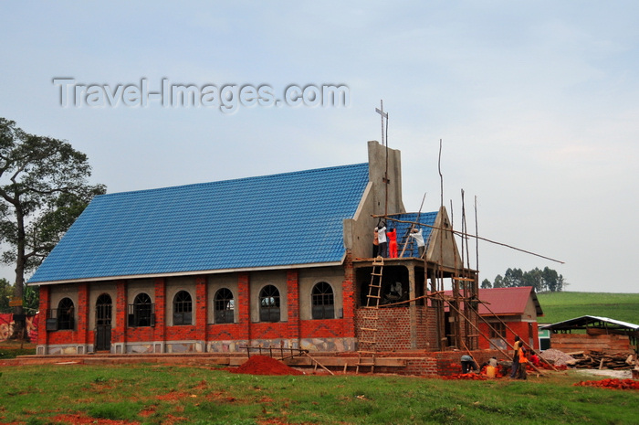 uganda21: Lugazi, Buikwe District, Uganda: workers building a new church - photo by M.Torres - (c) Travel-Images.com - Stock Photography agency - Image Bank