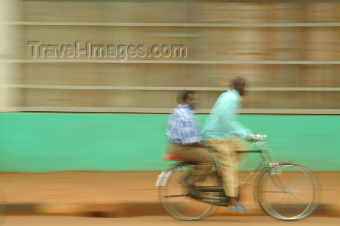 uganda22: Uganda - Misindi district - bike - Ugandan life (photo by Jordan Banks) - (c) Travel-Images.com - Stock Photography agency - Image Bank